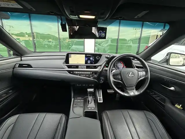レクサス ＥＳ 300h Fスポーツ 香川県 2018(平30)年 7.1万km ホワイトノーヴァガラスフレーク レクサスセーフティー/純正12.3インチナビ/ムーンルーフ/レザーシート/パワーシート/シートヒーター/エアシート/革巻きステアリング/ステアリングヒーター/ステアリングリモコン/レーダークルーズ/3眼LEDライト/フォグライト/BSM/HUD/リアサンシェード/スマートキー/プッシュスタート/スペアキー（カードキーもあり）