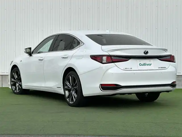 レクサス ＥＳ 300h Fスポーツ 香川県 2018(平30)年 7.1万km ホワイトノーヴァガラスフレーク レクサスセーフティー/純正12.3インチナビ/ムーンルーフ/レザーシート/パワーシート/シートヒーター/エアシート/革巻きステアリング/ステアリングヒーター/ステアリングリモコン/レーダークルーズ/3眼LEDライト/フォグライト/BSM/HUD/リアサンシェード/スマートキー/プッシュスタート/スペアキー（カードキーもあり）