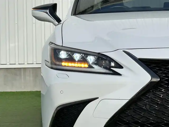 レクサス ＥＳ 300h Fスポーツ 香川県 2018(平30)年 7.1万km ホワイトノーヴァガラスフレーク レクサスセーフティー/純正12.3インチナビ/ムーンルーフ/レザーシート/パワーシート/シートヒーター/エアシート/革巻きステアリング/ステアリングヒーター/ステアリングリモコン/レーダークルーズ/3眼LEDライト/フォグライト/BSM/HUD/リアサンシェード/スマートキー/プッシュスタート/スペアキー（カードキーもあり）