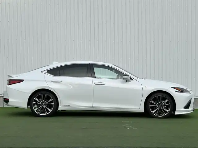 レクサス ＥＳ 300h Fスポーツ 香川県 2018(平30)年 7.1万km ホワイトノーヴァガラスフレーク レクサスセーフティー/純正12.3インチナビ/ムーンルーフ/レザーシート/パワーシート/シートヒーター/エアシート/革巻きステアリング/ステアリングヒーター/ステアリングリモコン/レーダークルーズ/3眼LEDライト/フォグライト/BSM/HUD/リアサンシェード/スマートキー/プッシュスタート/スペアキー（カードキーもあり）