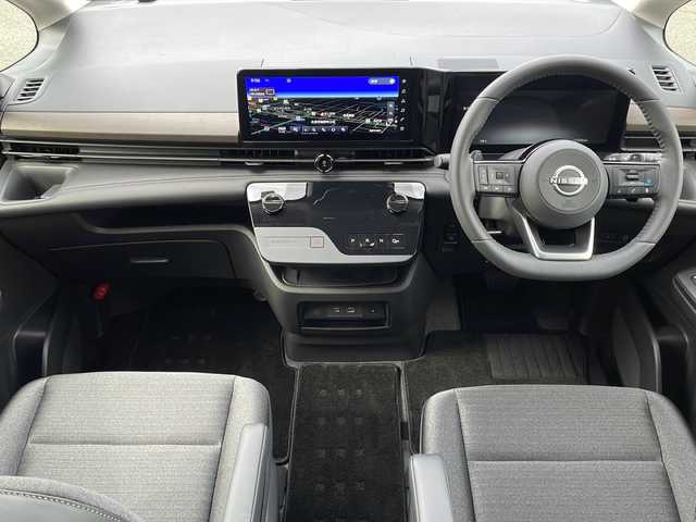 日産 セレナ ハイウェイスター V 道東・釧路十勝 2023(令5)年 1.2万km パールⅡ ・4WD/・純正12.3インチナビ/（Bluetooth・フルセグ・ラジオ・USB・applecarplay・androidauto）/・全方位カメラ/・純正11インチフリップダウンモニター/・プロパイロット/・ビルトインETC2.0/・純正前後ドライブレコーダー/・ハンズフリー両側パワースライドドア/・横滑り防止装置/・衝突被害軽減システム/・置くだけ充電/・ステアリングヒーター/・デジタルインナーミラー/・前席・中席シートヒーター/・ブラインドスポットモニター/・パドルシフト/・ステアリングスイッチ/・前後コーナーセンサー/・純正フロアマット/・ドアバイザー/・LEDヘッドライト/・スマートキー/・プッシュスタート/・アイドリングストップ/・純正16インチアルミホイール/・保証書