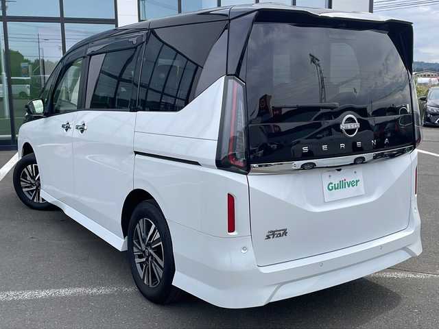 日産 セレナ ハイウェイスター V 道東・釧路十勝 2023(令5)年 1.2万km パールⅡ ・4WD/・純正12.3インチナビ/（Bluetooth・フルセグ・ラジオ・USB・applecarplay・androidauto）/・全方位カメラ/・純正11インチフリップダウンモニター/・プロパイロット/・ビルトインETC2.0/・純正前後ドライブレコーダー/・ハンズフリー両側パワースライドドア/・横滑り防止装置/・衝突被害軽減システム/・置くだけ充電/・ステアリングヒーター/・デジタルインナーミラー/・前席・中席シートヒーター/・ブラインドスポットモニター/・パドルシフト/・ステアリングスイッチ/・前後コーナーセンサー/・純正フロアマット/・ドアバイザー/・LEDヘッドライト/・スマートキー/・プッシュスタート/・アイドリングストップ/・純正16インチアルミホイール/・保証書