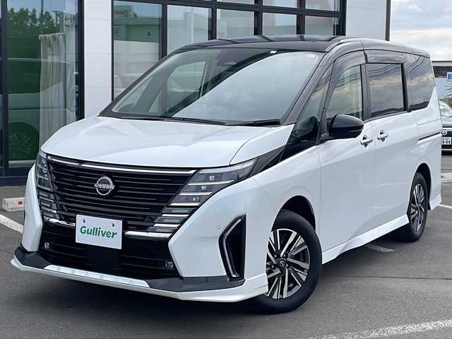 日産 セレナ ハイウェイスター V 道東・釧路十勝 2023(令5)年 1.2万km パールⅡ ・4WD/・純正12.3インチナビ/（Bluetooth・フルセグ・ラジオ・USB・applecarplay・androidauto）/・全方位カメラ/・純正11インチフリップダウンモニター/・プロパイロット/・ビルトインETC2.0/・純正前後ドライブレコーダー/・ハンズフリー両側パワースライドドア/・横滑り防止装置/・衝突被害軽減システム/・置くだけ充電/・ステアリングヒーター/・デジタルインナーミラー/・前席・中席シートヒーター/・ブラインドスポットモニター/・パドルシフト/・ステアリングスイッチ/・前後コーナーセンサー/・純正フロアマット/・ドアバイザー/・LEDヘッドライト/・スマートキー/・プッシュスタート/・アイドリングストップ/・純正16インチアルミホイール/・保証書