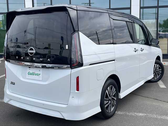 日産 セレナ ハイウェイスター V 道東・釧路十勝 2023(令5)年 1.2万km パールⅡ ・4WD/・純正12.3インチナビ/（Bluetooth・フルセグ・ラジオ・USB・applecarplay・androidauto）/・全方位カメラ/・純正11インチフリップダウンモニター/・プロパイロット/・ビルトインETC2.0/・純正前後ドライブレコーダー/・ハンズフリー両側パワースライドドア/・横滑り防止装置/・衝突被害軽減システム/・置くだけ充電/・ステアリングヒーター/・デジタルインナーミラー/・前席・中席シートヒーター/・ブラインドスポットモニター/・パドルシフト/・ステアリングスイッチ/・前後コーナーセンサー/・純正フロアマット/・ドアバイザー/・LEDヘッドライト/・スマートキー/・プッシュスタート/・アイドリングストップ/・純正16インチアルミホイール/・保証書