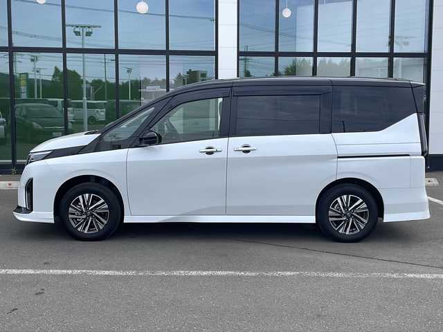 日産 セレナ ハイウェイスター V 道東・釧路十勝 2023(令5)年 1.2万km パールⅡ ・4WD/・純正12.3インチナビ/（Bluetooth・フルセグ・ラジオ・USB・applecarplay・androidauto）/・全方位カメラ/・純正11インチフリップダウンモニター/・プロパイロット/・ビルトインETC2.0/・純正前後ドライブレコーダー/・ハンズフリー両側パワースライドドア/・横滑り防止装置/・衝突被害軽減システム/・置くだけ充電/・ステアリングヒーター/・デジタルインナーミラー/・前席・中席シートヒーター/・ブラインドスポットモニター/・パドルシフト/・ステアリングスイッチ/・前後コーナーセンサー/・純正フロアマット/・ドアバイザー/・LEDヘッドライト/・スマートキー/・プッシュスタート/・アイドリングストップ/・純正16インチアルミホイール/・保証書