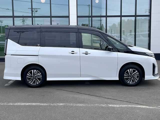 日産 セレナ ハイウェイスター V 道東・釧路十勝 2023(令5)年 1.2万km パールⅡ ・4WD/・純正12.3インチナビ/（Bluetooth・フルセグ・ラジオ・USB・applecarplay・androidauto）/・全方位カメラ/・純正11インチフリップダウンモニター/・プロパイロット/・ビルトインETC2.0/・純正前後ドライブレコーダー/・ハンズフリー両側パワースライドドア/・横滑り防止装置/・衝突被害軽減システム/・置くだけ充電/・ステアリングヒーター/・デジタルインナーミラー/・前席・中席シートヒーター/・ブラインドスポットモニター/・パドルシフト/・ステアリングスイッチ/・前後コーナーセンサー/・純正フロアマット/・ドアバイザー/・LEDヘッドライト/・スマートキー/・プッシュスタート/・アイドリングストップ/・純正16インチアルミホイール/・保証書