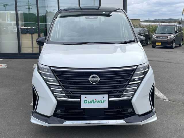 日産 セレナ ハイウェイスター V 道東・釧路十勝 2023(令5)年 1.2万km パールⅡ ・4WD/・純正12.3インチナビ/（Bluetooth・フルセグ・ラジオ・USB・applecarplay・androidauto）/・全方位カメラ/・純正11インチフリップダウンモニター/・プロパイロット/・ビルトインETC2.0/・純正前後ドライブレコーダー/・ハンズフリー両側パワースライドドア/・横滑り防止装置/・衝突被害軽減システム/・置くだけ充電/・ステアリングヒーター/・デジタルインナーミラー/・前席・中席シートヒーター/・ブラインドスポットモニター/・パドルシフト/・ステアリングスイッチ/・前後コーナーセンサー/・純正フロアマット/・ドアバイザー/・LEDヘッドライト/・スマートキー/・プッシュスタート/・アイドリングストップ/・純正16インチアルミホイール/・保証書