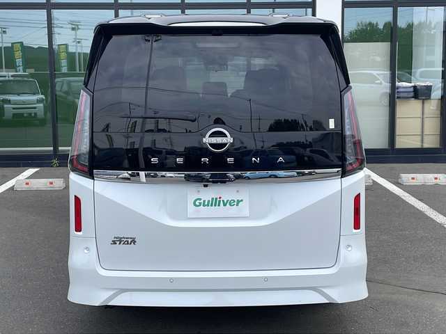 日産 セレナ ハイウェイスター V 道東・釧路十勝 2023(令5)年 1.2万km パールⅡ ・4WD/・純正12.3インチナビ/（Bluetooth・フルセグ・ラジオ・USB・applecarplay・androidauto）/・全方位カメラ/・純正11インチフリップダウンモニター/・プロパイロット/・ビルトインETC2.0/・純正前後ドライブレコーダー/・ハンズフリー両側パワースライドドア/・横滑り防止装置/・衝突被害軽減システム/・置くだけ充電/・ステアリングヒーター/・デジタルインナーミラー/・前席・中席シートヒーター/・ブラインドスポットモニター/・パドルシフト/・ステアリングスイッチ/・前後コーナーセンサー/・純正フロアマット/・ドアバイザー/・LEDヘッドライト/・スマートキー/・プッシュスタート/・アイドリングストップ/・純正16インチアルミホイール/・保証書