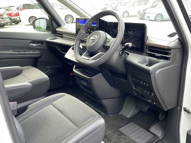 日産 セレナ ハイウェイスター V 道東・釧路十勝 2023(令5)年 1.2万km パールⅡ ・4WD/・純正12.3インチナビ/（Bluetooth・フルセグ・ラジオ・USB・applecarplay・androidauto）/・全方位カメラ/・純正11インチフリップダウンモニター/・プロパイロット/・ビルトインETC2.0/・純正前後ドライブレコーダー/・ハンズフリー両側パワースライドドア/・横滑り防止装置/・衝突被害軽減システム/・置くだけ充電/・ステアリングヒーター/・デジタルインナーミラー/・前席・中席シートヒーター/・ブラインドスポットモニター/・パドルシフト/・ステアリングスイッチ/・前後コーナーセンサー/・純正フロアマット/・ドアバイザー/・LEDヘッドライト/・スマートキー/・プッシュスタート/・アイドリングストップ/・純正16インチアルミホイール/・保証書