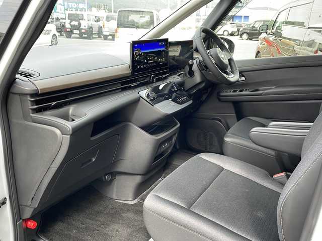 日産 セレナ ハイウェイスター V 道東・釧路十勝 2023(令5)年 1.2万km パールⅡ ・4WD/・純正12.3インチナビ/（Bluetooth・フルセグ・ラジオ・USB・applecarplay・androidauto）/・全方位カメラ/・純正11インチフリップダウンモニター/・プロパイロット/・ビルトインETC2.0/・純正前後ドライブレコーダー/・ハンズフリー両側パワースライドドア/・横滑り防止装置/・衝突被害軽減システム/・置くだけ充電/・ステアリングヒーター/・デジタルインナーミラー/・前席・中席シートヒーター/・ブラインドスポットモニター/・パドルシフト/・ステアリングスイッチ/・前後コーナーセンサー/・純正フロアマット/・ドアバイザー/・LEDヘッドライト/・スマートキー/・プッシュスタート/・アイドリングストップ/・純正16インチアルミホイール/・保証書