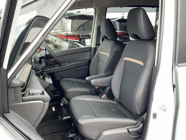 日産 セレナ ハイウェイスター V 道東・釧路十勝 2023(令5)年 1.2万km パールⅡ ・4WD/・純正12.3インチナビ/（Bluetooth・フルセグ・ラジオ・USB・applecarplay・androidauto）/・全方位カメラ/・純正11インチフリップダウンモニター/・プロパイロット/・ビルトインETC2.0/・純正前後ドライブレコーダー/・ハンズフリー両側パワースライドドア/・横滑り防止装置/・衝突被害軽減システム/・置くだけ充電/・ステアリングヒーター/・デジタルインナーミラー/・前席・中席シートヒーター/・ブラインドスポットモニター/・パドルシフト/・ステアリングスイッチ/・前後コーナーセンサー/・純正フロアマット/・ドアバイザー/・LEDヘッドライト/・スマートキー/・プッシュスタート/・アイドリングストップ/・純正16インチアルミホイール/・保証書