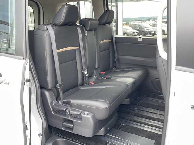 日産 セレナ ハイウェイスター V 道東・釧路十勝 2023(令5)年 1.2万km パールⅡ ・4WD/・純正12.3インチナビ/（Bluetooth・フルセグ・ラジオ・USB・applecarplay・androidauto）/・全方位カメラ/・純正11インチフリップダウンモニター/・プロパイロット/・ビルトインETC2.0/・純正前後ドライブレコーダー/・ハンズフリー両側パワースライドドア/・横滑り防止装置/・衝突被害軽減システム/・置くだけ充電/・ステアリングヒーター/・デジタルインナーミラー/・前席・中席シートヒーター/・ブラインドスポットモニター/・パドルシフト/・ステアリングスイッチ/・前後コーナーセンサー/・純正フロアマット/・ドアバイザー/・LEDヘッドライト/・スマートキー/・プッシュスタート/・アイドリングストップ/・純正16インチアルミホイール/・保証書