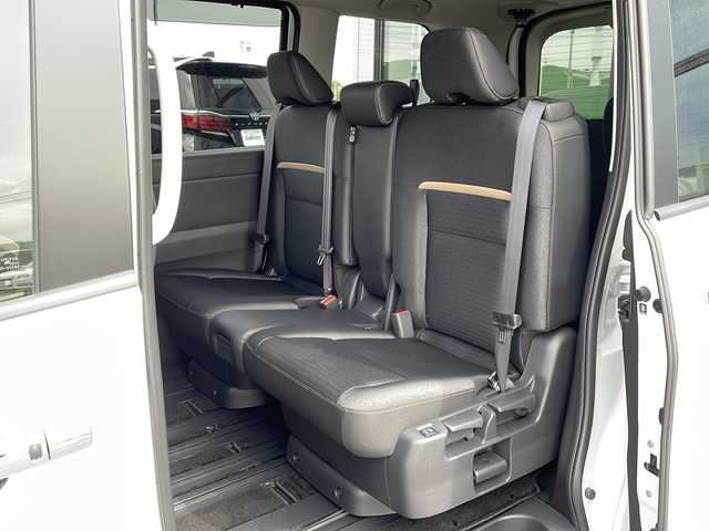 日産 セレナ ハイウェイスター V 道東・釧路十勝 2023(令5)年 1.2万km パールⅡ ・4WD/・純正12.3インチナビ/（Bluetooth・フルセグ・ラジオ・USB・applecarplay・androidauto）/・全方位カメラ/・純正11インチフリップダウンモニター/・プロパイロット/・ビルトインETC2.0/・純正前後ドライブレコーダー/・ハンズフリー両側パワースライドドア/・横滑り防止装置/・衝突被害軽減システム/・置くだけ充電/・ステアリングヒーター/・デジタルインナーミラー/・前席・中席シートヒーター/・ブラインドスポットモニター/・パドルシフト/・ステアリングスイッチ/・前後コーナーセンサー/・純正フロアマット/・ドアバイザー/・LEDヘッドライト/・スマートキー/・プッシュスタート/・アイドリングストップ/・純正16インチアルミホイール/・保証書