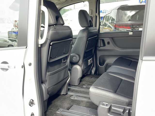 日産 セレナ ハイウェイスター V 道東・釧路十勝 2023(令5)年 1.2万km パールⅡ ・4WD/・純正12.3インチナビ/（Bluetooth・フルセグ・ラジオ・USB・applecarplay・androidauto）/・全方位カメラ/・純正11インチフリップダウンモニター/・プロパイロット/・ビルトインETC2.0/・純正前後ドライブレコーダー/・ハンズフリー両側パワースライドドア/・横滑り防止装置/・衝突被害軽減システム/・置くだけ充電/・ステアリングヒーター/・デジタルインナーミラー/・前席・中席シートヒーター/・ブラインドスポットモニター/・パドルシフト/・ステアリングスイッチ/・前後コーナーセンサー/・純正フロアマット/・ドアバイザー/・LEDヘッドライト/・スマートキー/・プッシュスタート/・アイドリングストップ/・純正16インチアルミホイール/・保証書