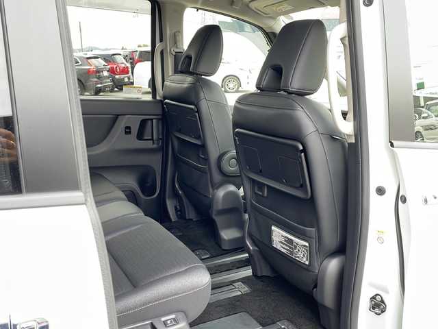 日産 セレナ ハイウェイスター V 道東・釧路十勝 2023(令5)年 1.2万km パールⅡ ・4WD/・純正12.3インチナビ/（Bluetooth・フルセグ・ラジオ・USB・applecarplay・androidauto）/・全方位カメラ/・純正11インチフリップダウンモニター/・プロパイロット/・ビルトインETC2.0/・純正前後ドライブレコーダー/・ハンズフリー両側パワースライドドア/・横滑り防止装置/・衝突被害軽減システム/・置くだけ充電/・ステアリングヒーター/・デジタルインナーミラー/・前席・中席シートヒーター/・ブラインドスポットモニター/・パドルシフト/・ステアリングスイッチ/・前後コーナーセンサー/・純正フロアマット/・ドアバイザー/・LEDヘッドライト/・スマートキー/・プッシュスタート/・アイドリングストップ/・純正16インチアルミホイール/・保証書