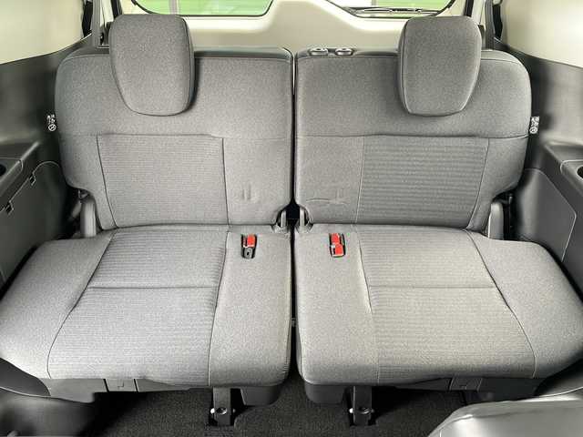 日産 セレナ ハイウェイスター V 道東・釧路十勝 2023(令5)年 1.2万km パールⅡ ・4WD/・純正12.3インチナビ/（Bluetooth・フルセグ・ラジオ・USB・applecarplay・androidauto）/・全方位カメラ/・純正11インチフリップダウンモニター/・プロパイロット/・ビルトインETC2.0/・純正前後ドライブレコーダー/・ハンズフリー両側パワースライドドア/・横滑り防止装置/・衝突被害軽減システム/・置くだけ充電/・ステアリングヒーター/・デジタルインナーミラー/・前席・中席シートヒーター/・ブラインドスポットモニター/・パドルシフト/・ステアリングスイッチ/・前後コーナーセンサー/・純正フロアマット/・ドアバイザー/・LEDヘッドライト/・スマートキー/・プッシュスタート/・アイドリングストップ/・純正16インチアルミホイール/・保証書