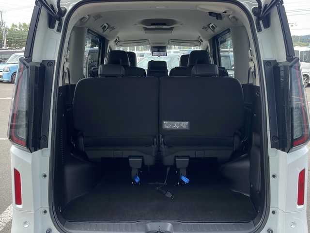 日産 セレナ ハイウェイスター V 道東・釧路十勝 2023(令5)年 1.2万km パールⅡ ・4WD/・純正12.3インチナビ/（Bluetooth・フルセグ・ラジオ・USB・applecarplay・androidauto）/・全方位カメラ/・純正11インチフリップダウンモニター/・プロパイロット/・ビルトインETC2.0/・純正前後ドライブレコーダー/・ハンズフリー両側パワースライドドア/・横滑り防止装置/・衝突被害軽減システム/・置くだけ充電/・ステアリングヒーター/・デジタルインナーミラー/・前席・中席シートヒーター/・ブラインドスポットモニター/・パドルシフト/・ステアリングスイッチ/・前後コーナーセンサー/・純正フロアマット/・ドアバイザー/・LEDヘッドライト/・スマートキー/・プッシュスタート/・アイドリングストップ/・純正16インチアルミホイール/・保証書