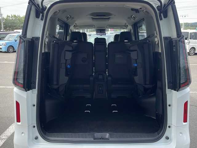 日産 セレナ ハイウェイスター V 道東・釧路十勝 2023(令5)年 1.2万km パールⅡ ・4WD/・純正12.3インチナビ/（Bluetooth・フルセグ・ラジオ・USB・applecarplay・androidauto）/・全方位カメラ/・純正11インチフリップダウンモニター/・プロパイロット/・ビルトインETC2.0/・純正前後ドライブレコーダー/・ハンズフリー両側パワースライドドア/・横滑り防止装置/・衝突被害軽減システム/・置くだけ充電/・ステアリングヒーター/・デジタルインナーミラー/・前席・中席シートヒーター/・ブラインドスポットモニター/・パドルシフト/・ステアリングスイッチ/・前後コーナーセンサー/・純正フロアマット/・ドアバイザー/・LEDヘッドライト/・スマートキー/・プッシュスタート/・アイドリングストップ/・純正16インチアルミホイール/・保証書