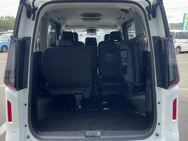 日産 セレナ ハイウェイスター V 道東・釧路十勝 2023(令5)年 1.2万km パールⅡ ・4WD/・純正12.3インチナビ/（Bluetooth・フルセグ・ラジオ・USB・applecarplay・androidauto）/・全方位カメラ/・純正11インチフリップダウンモニター/・プロパイロット/・ビルトインETC2.0/・純正前後ドライブレコーダー/・ハンズフリー両側パワースライドドア/・横滑り防止装置/・衝突被害軽減システム/・置くだけ充電/・ステアリングヒーター/・デジタルインナーミラー/・前席・中席シートヒーター/・ブラインドスポットモニター/・パドルシフト/・ステアリングスイッチ/・前後コーナーセンサー/・純正フロアマット/・ドアバイザー/・LEDヘッドライト/・スマートキー/・プッシュスタート/・アイドリングストップ/・純正16インチアルミホイール/・保証書