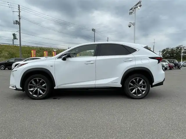 レクサス ＮＸ 300h Fスポーツ 青森県 2016(平28)年 9.3万km ホワイトノーヴァガラスフレーク ・4WD/・純正メーカーナビ/・Bluetooth/フルセグ/・USBポート/・バック/サイドカメラ/・クルーズコントロール/・本革シート/・エアシート/・シートヒーター/・オートライト/・パドルシフト/・オートブレーキホールド/・プッシュスタート/・スマートキー/・純正LEDヘッドライト/・純正18AW/・保証書・取説あり
