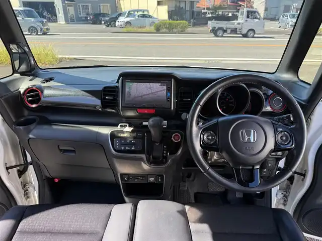 ホンダ Ｎ ＢＯＸ 2トーン カスタム ターボSSパッケージ 静岡県 2016(平28)年 3.2万km プレミアムホワイトパールⅡ 1オーナー・保証書/走行31503キロ（登録時）/シティブレーキアクティブシステム/純正インターナビ・地デジ/バックカメラ/ビルトインETC/Bluetoothオーディオ/ハーフレザーシート/前席シートヒーター/両側パワースライドドア/パドルシフト/クルーズコントロール/スマートキー×2/プッシュスタート/HIDヘッドライト/フォグランプ/ウィンカードアミラー/後席ロールサンシェード/純正15インチアルミホイール/WエアB＋サイドエアB/カーテンエアB/純正ドアバイザー/純正フロアマット/車両取説＋ナビ取説