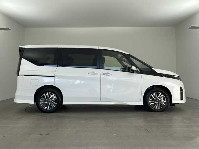 日産 セレナ e－パワー ハイウェイスター V 兵庫県 2025(令7)年 0.1千km プリズムホワイト ・登録済未使用車/・ヘッドランプ オートレベライザー/・アダプティブLEDヘッドライトシステム/・インテリジェントアラウンドビューモニター（移動物 検知機能付）/・インテリジェント ルームミラー/・アドバンスドドライブアシストディスプレイ/・統合型インターフェースディスプレイ/・ワイヤレス充電器/・車載通信ユニット/・ETC2.0ユニット（ビルトインタイプ）/・ドライブレコーダー（前後セット）/・プロパイロット（ナビリンク機能付）+プロパイロット緊急停止支援システム（SOSコール機能付）+SOSコール/・BSM/・純正12.3型ナビ＆フルセグ＆BT＆USB＆HDMI/・フロント、リアソナー/・両側パワースライドドア/・ハンズフリーパワースライドドア/・ステアリングリモコン/・オートホールド/・電子パーキング/・スマートキー/・スペアキー/・プッシュスタート/・純正１６インチアルミホイール/・エマージェンシーブレーキ/・ハンドル支援機能/・ふらつき警報/・先行車発進お知らせ/・標識検知機能/・後側方車両検知警報/・後側方衝突防止支援