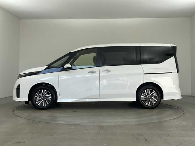 日産 セレナ e－パワー ハイウェイスター V 兵庫県 2025(令7)年 0.1千km プリズムホワイト ・登録済未使用車/・ヘッドランプ オートレベライザー/・アダプティブLEDヘッドライトシステム/・インテリジェントアラウンドビューモニター（移動物 検知機能付）/・インテリジェント ルームミラー/・アドバンスドドライブアシストディスプレイ/・統合型インターフェースディスプレイ/・ワイヤレス充電器/・車載通信ユニット/・ETC2.0ユニット（ビルトインタイプ）/・ドライブレコーダー（前後セット）/・プロパイロット（ナビリンク機能付）+プロパイロット緊急停止支援システム（SOSコール機能付）+SOSコール/・BSM/・純正12.3型ナビ＆フルセグ＆BT＆USB＆HDMI/・フロント、リアソナー/・両側パワースライドドア/・ハンズフリーパワースライドドア/・ステアリングリモコン/・オートホールド/・電子パーキング/・スマートキー/・スペアキー/・プッシュスタート/・純正１６インチアルミホイール/・エマージェンシーブレーキ/・ハンドル支援機能/・ふらつき警報/・先行車発進お知らせ/・標識検知機能/・後側方車両検知警報/・後側方衝突防止支援