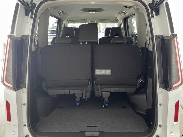 日産 セレナ e－パワー ハイウェイスター V 兵庫県 2025(令7)年 0.1千km プリズムホワイト ・登録済未使用車/・ヘッドランプ オートレベライザー/・アダプティブLEDヘッドライトシステム/・インテリジェントアラウンドビューモニター（移動物 検知機能付）/・インテリジェント ルームミラー/・アドバンスドドライブアシストディスプレイ/・統合型インターフェースディスプレイ/・ワイヤレス充電器/・車載通信ユニット/・ETC2.0ユニット（ビルトインタイプ）/・ドライブレコーダー（前後セット）/・プロパイロット（ナビリンク機能付）+プロパイロット緊急停止支援システム（SOSコール機能付）+SOSコール/・BSM/・純正12.3型ナビ＆フルセグ＆BT＆USB＆HDMI/・フロント、リアソナー/・両側パワースライドドア/・ハンズフリーパワースライドドア/・ステアリングリモコン/・オートホールド/・電子パーキング/・スマートキー/・スペアキー/・プッシュスタート/・純正１６インチアルミホイール/・エマージェンシーブレーキ/・ハンドル支援機能/・ふらつき警報/・先行車発進お知らせ/・標識検知機能/・後側方車両検知警報/・後側方衝突防止支援