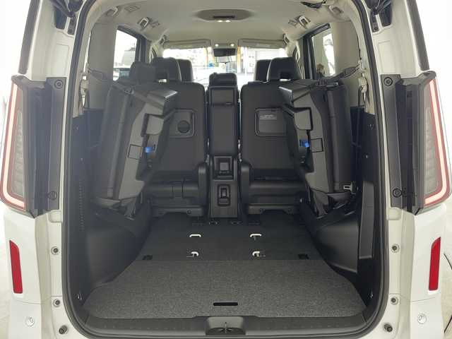 日産 セレナ e－パワー ハイウェイスター V 兵庫県 2025(令7)年 0.1千km プリズムホワイト ・登録済未使用車/・ヘッドランプ オートレベライザー/・アダプティブLEDヘッドライトシステム/・インテリジェントアラウンドビューモニター（移動物 検知機能付）/・インテリジェント ルームミラー/・アドバンスドドライブアシストディスプレイ/・統合型インターフェースディスプレイ/・ワイヤレス充電器/・車載通信ユニット/・ETC2.0ユニット（ビルトインタイプ）/・ドライブレコーダー（前後セット）/・プロパイロット（ナビリンク機能付）+プロパイロット緊急停止支援システム（SOSコール機能付）+SOSコール/・BSM/・純正12.3型ナビ＆フルセグ＆BT＆USB＆HDMI/・フロント、リアソナー/・両側パワースライドドア/・ハンズフリーパワースライドドア/・ステアリングリモコン/・オートホールド/・電子パーキング/・スマートキー/・スペアキー/・プッシュスタート/・純正１６インチアルミホイール/・エマージェンシーブレーキ/・ハンドル支援機能/・ふらつき警報/・先行車発進お知らせ/・標識検知機能/・後側方車両検知警報/・後側方衝突防止支援