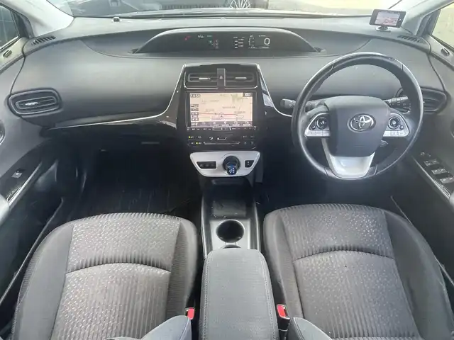 トヨタ プリウス S 埼玉県 2016(平28)年 14.6万km アティチュードブラックマイカ (株)IDOMが運営する【じしゃロン川越店】の自社ローン専用車両になります。こちらは現金またはオートローンご利用時の価格です。自社ローンご希望の方は別途その旨お申付け下さい/社外９インチナビ/Ｂカメラ/フルセグ/Ｂｌｕｅｔｏｏｔｈ/プリクラッシュセーフティ/レーダークルーズコントロール/レーンキープアシスト/オートハイビーム/ＬＥＤ/フォグライト/車高調/ＥＴＣ/スマートキー/プッシュスタート