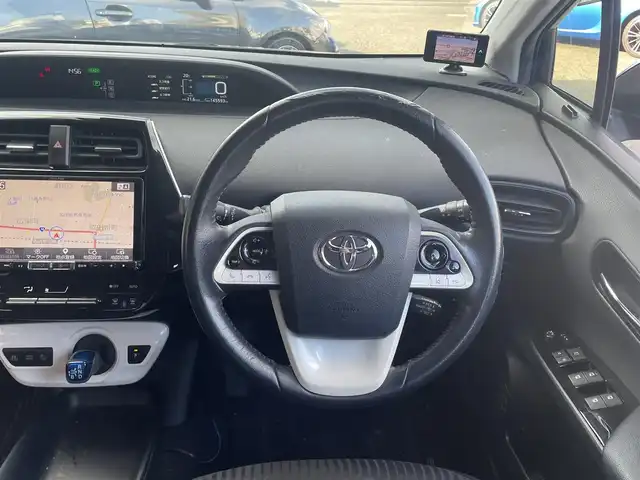 トヨタ プリウス S 埼玉県 2016(平28)年 14.6万km アティチュードブラックマイカ (株)IDOMが運営する【じしゃロン川越店】の自社ローン専用車両になります。こちらは現金またはオートローンご利用時の価格です。自社ローンご希望の方は別途その旨お申付け下さい/社外９インチナビ/Ｂカメラ/フルセグ/Ｂｌｕｅｔｏｏｔｈ/プリクラッシュセーフティ/レーダークルーズコントロール/レーンキープアシスト/オートハイビーム/ＬＥＤ/フォグライト/車高調/ＥＴＣ/スマートキー/プッシュスタート