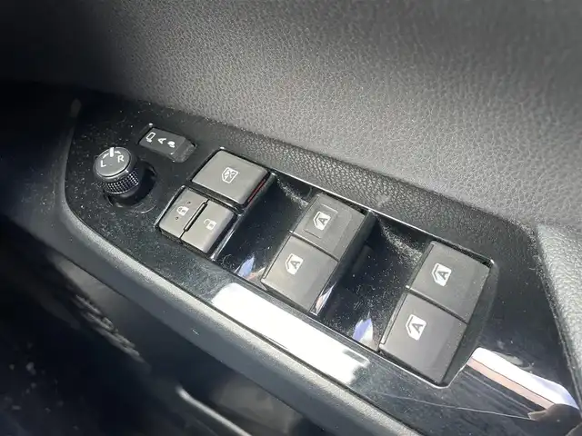 トヨタ プリウス S 埼玉県 2016(平28)年 14.6万km アティチュードブラックマイカ (株)IDOMが運営する【じしゃロン川越店】の自社ローン専用車両になります。こちらは現金またはオートローンご利用時の価格です。自社ローンご希望の方は別途その旨お申付け下さい/社外９インチナビ/Ｂカメラ/フルセグ/Ｂｌｕｅｔｏｏｔｈ/プリクラッシュセーフティ/レーダークルーズコントロール/レーンキープアシスト/オートハイビーム/ＬＥＤ/フォグライト/車高調/ＥＴＣ/スマートキー/プッシュスタート