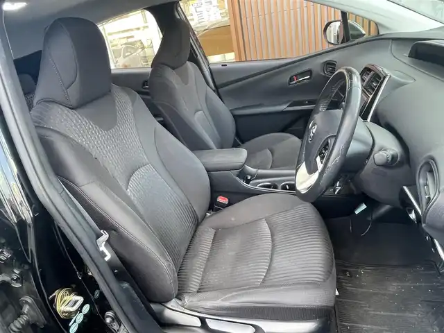 トヨタ プリウス S 埼玉県 2016(平28)年 14.6万km アティチュードブラックマイカ (株)IDOMが運営する【じしゃロン川越店】の自社ローン専用車両になります。こちらは現金またはオートローンご利用時の価格です。自社ローンご希望の方は別途その旨お申付け下さい/社外９インチナビ/Ｂカメラ/フルセグ/Ｂｌｕｅｔｏｏｔｈ/プリクラッシュセーフティ/レーダークルーズコントロール/レーンキープアシスト/オートハイビーム/ＬＥＤ/フォグライト/車高調/ＥＴＣ/スマートキー/プッシュスタート