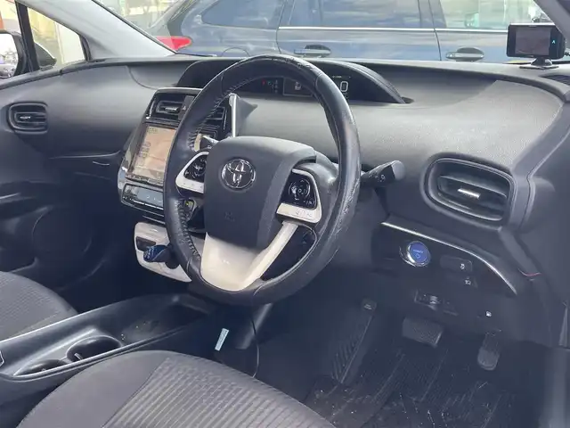 トヨタ プリウス S 埼玉県 2016(平28)年 14.6万km アティチュードブラックマイカ (株)IDOMが運営する【じしゃロン川越店】の自社ローン専用車両になります。こちらは現金またはオートローンご利用時の価格です。自社ローンご希望の方は別途その旨お申付け下さい/社外９インチナビ/Ｂカメラ/フルセグ/Ｂｌｕｅｔｏｏｔｈ/プリクラッシュセーフティ/レーダークルーズコントロール/レーンキープアシスト/オートハイビーム/ＬＥＤ/フォグライト/車高調/ＥＴＣ/スマートキー/プッシュスタート