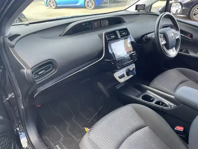 トヨタ プリウス S 埼玉県 2016(平28)年 14.6万km アティチュードブラックマイカ (株)IDOMが運営する【じしゃロン川越店】の自社ローン専用車両になります。こちらは現金またはオートローンご利用時の価格です。自社ローンご希望の方は別途その旨お申付け下さい/社外９インチナビ/Ｂカメラ/フルセグ/Ｂｌｕｅｔｏｏｔｈ/プリクラッシュセーフティ/レーダークルーズコントロール/レーンキープアシスト/オートハイビーム/ＬＥＤ/フォグライト/車高調/ＥＴＣ/スマートキー/プッシュスタート