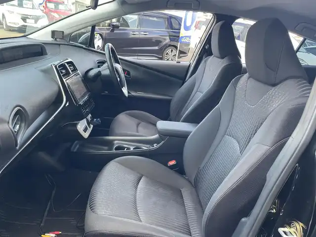 トヨタ プリウス S 埼玉県 2016(平28)年 14.6万km アティチュードブラックマイカ (株)IDOMが運営する【じしゃロン川越店】の自社ローン専用車両になります。こちらは現金またはオートローンご利用時の価格です。自社ローンご希望の方は別途その旨お申付け下さい/社外９インチナビ/Ｂカメラ/フルセグ/Ｂｌｕｅｔｏｏｔｈ/プリクラッシュセーフティ/レーダークルーズコントロール/レーンキープアシスト/オートハイビーム/ＬＥＤ/フォグライト/車高調/ＥＴＣ/スマートキー/プッシュスタート