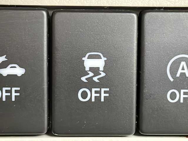 スズキ ラパン S 道北・旭川 2018(平30)年 3.7万km シフォンアイボリーメタリック /4WD//禁煙車//ワンオーナー//純正メモリナビ//CD/DVD/SD/MSV/USB/BT/フルセグ//全方位カメラ//衝突軽減ブレーキ//アイドリングストップ//横滑り防止//シートヒーター//ミラーヒーター//オートライト//HIDヘッドライト//プッシュスタート//純正フロアマット//純正ホイール付き冬タイヤ積み込み