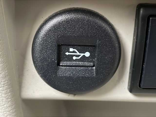 スズキ ラパン S 道北・旭川 2018(平30)年 3.7万km シフォンアイボリーメタリック /4WD//禁煙車//ワンオーナー//純正メモリナビ//CD/DVD/SD/MSV/USB/BT/フルセグ//全方位カメラ//衝突軽減ブレーキ//アイドリングストップ//横滑り防止//シートヒーター//ミラーヒーター//オートライト//HIDヘッドライト//プッシュスタート//純正フロアマット//純正ホイール付き冬タイヤ積み込み