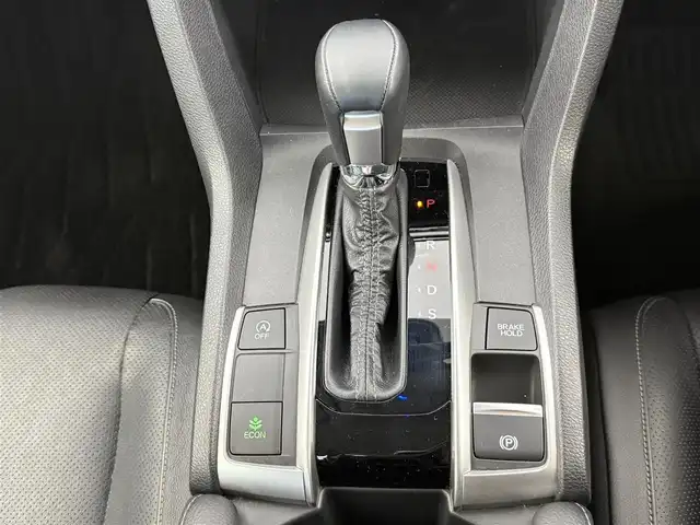 ホンダ シビック セダン ホンダセンシング 愛知県 2017(平29)年 4.3万km ホワイトオーキッドパール 純正ナビ（フルセグ、CD、DVD、Bluetooth）/ＥＴＣ/Ｂカメラ/ＡＣＣ/ドラレコ前/衝突軽減ブレーキ/レーンキープアシスト/シートヒーター/本革シート/パワーシート/オートハイビーム/ＬＥＤライト/スマートキー/純正フロアマット/純正17インチAW/フォグライト