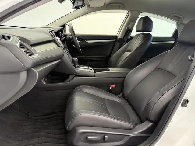 ホンダ シビック セダン ホンダセンシング 愛知県 2017(平29)年 4.3万km ホワイトオーキッドパール 純正ナビ（フルセグ、CD、DVD、Bluetooth）/ＥＴＣ/Ｂカメラ/ＡＣＣ/ドラレコ前/衝突軽減ブレーキ/レーンキープアシスト/シートヒーター/本革シート/パワーシート/オートハイビーム/ＬＥＤライト/スマートキー/純正フロアマット/純正17インチAW/フォグライト