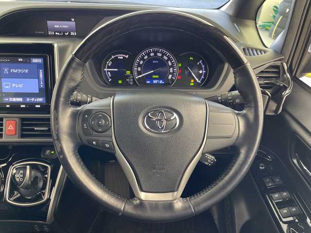 トヨタ エスクァイア ハイブリッド Gi 岐阜県 2019(平31)年 6万km ブラック 純正９インチナビ(NSZT-Y68T)　/フルセグTV　/Bluetooth/両側パワースライドドア　/クルーズコントロール　/シートヒーター　/純正フロアマット　/純正アルミホイール　/セーフティセンス　/オートライト　/ＬＥＤヘッドライト　/スマートキー/オートライト/バックカメラ/ビルトインETC/WAC/シートヒーター/ハンドルヒーター/エンジンスタートボタン/USB入力端子/パワーステアリング/パワーウィンドウ