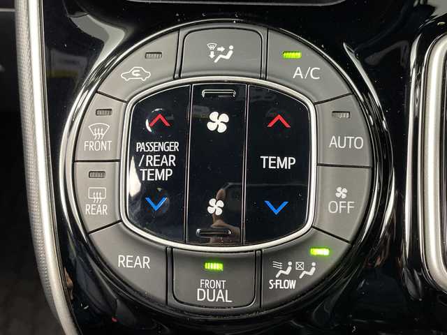 トヨタ エスクァイア ハイブリッド Gi 岐阜県 2019(平31)年 6万km ブラック 純正９インチナビ(NSZT-Y68T)　/フルセグTV　/Bluetooth/両側パワースライドドア　/クルーズコントロール　/シートヒーター　/純正フロアマット　/純正アルミホイール　/セーフティセンス　/オートライト　/ＬＥＤヘッドライト　/スマートキー/オートライト/バックカメラ/ビルトインETC/WAC/シートヒーター/ハンドルヒーター/エンジンスタートボタン/USB入力端子/パワーステアリング/パワーウィンドウ