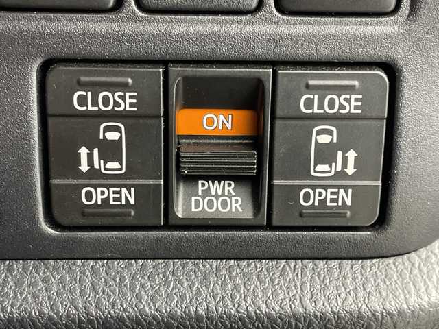 トヨタ エスクァイア ハイブリッド Gi 岐阜県 2019(平31)年 6万km ブラック 純正９インチナビ(NSZT-Y68T)　/フルセグTV　/Bluetooth/両側パワースライドドア　/クルーズコントロール　/シートヒーター　/純正フロアマット　/純正アルミホイール　/セーフティセンス　/オートライト　/ＬＥＤヘッドライト　/スマートキー/オートライト/バックカメラ/ビルトインETC/WAC/シートヒーター/ハンドルヒーター/エンジンスタートボタン/USB入力端子/パワーステアリング/パワーウィンドウ