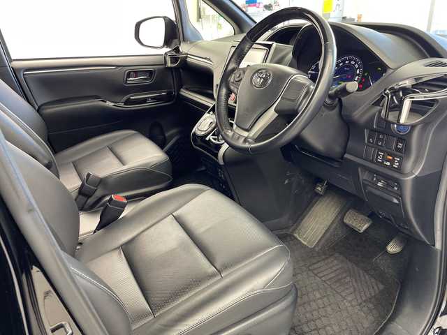 トヨタ エスクァイア ハイブリッド Gi 岐阜県 2019(平31)年 6万km ブラック 純正９インチナビ(NSZT-Y68T)　/フルセグTV　/Bluetooth/両側パワースライドドア　/クルーズコントロール　/シートヒーター　/純正フロアマット　/純正アルミホイール　/セーフティセンス　/オートライト　/ＬＥＤヘッドライト　/スマートキー/オートライト/バックカメラ/ビルトインETC/WAC/シートヒーター/ハンドルヒーター/エンジンスタートボタン/USB入力端子/パワーステアリング/パワーウィンドウ