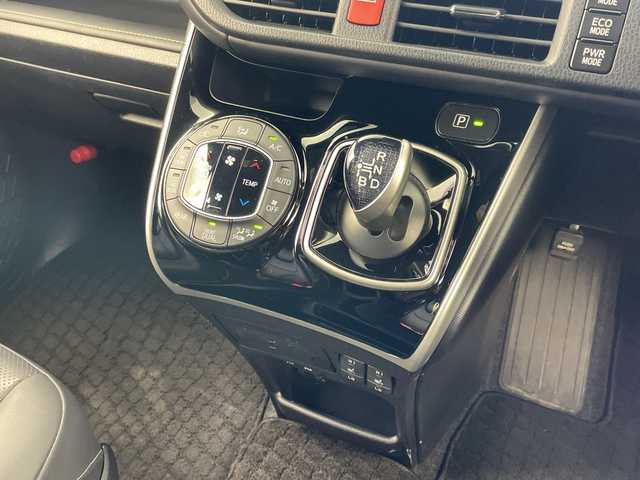 トヨタ エスクァイア ハイブリッド Gi 岐阜県 2019(平31)年 6万km ブラック 純正９インチナビ(NSZT-Y68T)　/フルセグTV　/Bluetooth/両側パワースライドドア　/クルーズコントロール　/シートヒーター　/純正フロアマット　/純正アルミホイール　/セーフティセンス　/オートライト　/ＬＥＤヘッドライト　/スマートキー/オートライト/バックカメラ/ビルトインETC/WAC/シートヒーター/ハンドルヒーター/エンジンスタートボタン/USB入力端子/パワーステアリング/パワーウィンドウ