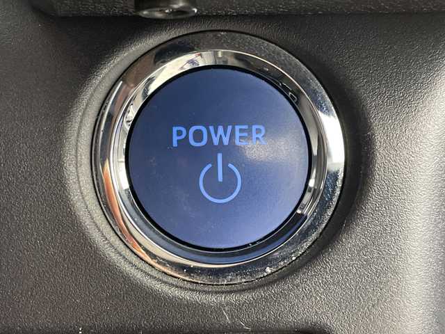 トヨタ エスクァイア ハイブリッド Gi 岐阜県 2019(平31)年 6万km ブラック 純正９インチナビ(NSZT-Y68T)　/フルセグTV　/Bluetooth/両側パワースライドドア　/クルーズコントロール　/シートヒーター　/純正フロアマット　/純正アルミホイール　/セーフティセンス　/オートライト　/ＬＥＤヘッドライト　/スマートキー/オートライト/バックカメラ/ビルトインETC/WAC/シートヒーター/ハンドルヒーター/エンジンスタートボタン/USB入力端子/パワーステアリング/パワーウィンドウ