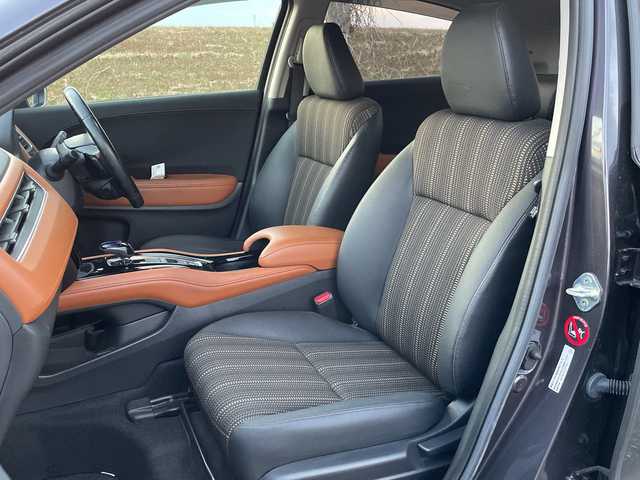 ホンダ ヴェゼル ハイブリッド Z ホンダセンシング 新潟県 2016(平28)年 9.1万km ルーセブラックM 4WD/純正SDナビ(VXM-164VFi)/CD/DVD/BT/フルセグテレビ/バックカメラ/ETC/衝突被害軽減ブレーキ/レーンキープアシスト/レーダークルーズコントロール/半革シート/シートヒーター/パドルシフト/ステアリングスイッチ/スマートキー/プッシュスタート/LEDヘッドライト/オートライト/フォグランプ/純正17インチアルミホイール