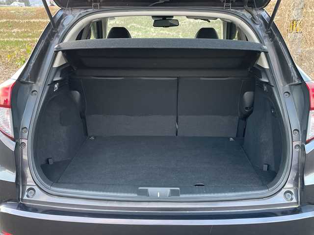 ホンダ ヴェゼル ハイブリッド Z ホンダセンシング 新潟県 2016(平28)年 9.1万km ルーセブラックM 4WD/純正SDナビ(VXM-164VFi)/CD/DVD/BT/フルセグテレビ/バックカメラ/ETC/衝突被害軽減ブレーキ/レーンキープアシスト/レーダークルーズコントロール/半革シート/シートヒーター/パドルシフト/ステアリングスイッチ/スマートキー/プッシュスタート/LEDヘッドライト/オートライト/フォグランプ/純正17インチアルミホイール