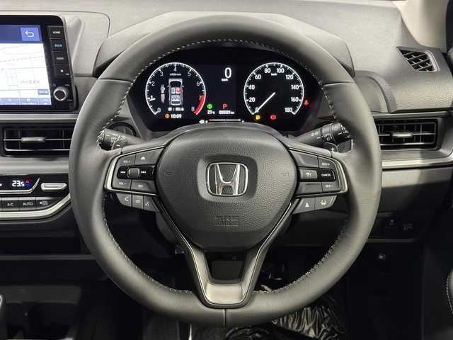 ホンダ ＷＲ－Ｖ Z+ 三重県 2024(令6)年 0.1万km未満 プラチナホワイトパール ガソリン/FF/CVT/登録済未使用車（登録時走行20km）　/純正9型ナビ LXM-242ZFNi/・（FM/AM/TV/CarPlay/AndroidAuto/Bluetooth/交通情報）　/バックカメラ　/Honda SENSING　/・CMBS　衝突軽減ブレーキ　/・ACC　アダプティブクルーズ　/・LKAS　車線維持支援システム　/・前後パーキングセンサーシステム　/・路外逸脱抑制機能　/・標識認識機能　/・オートハイビーム機能　/・先行車発進お知らせ機能　/装備/・ルーフレール　/・ハーフレザーシート　/・オートエアコン/・オートライト/・LED ヘッドライト＋フロントフォグライト/・パドルシフト　/・純正17inAW　/・保/取/ナビ取　/・スマートキーx2/DN登録時走行20km　