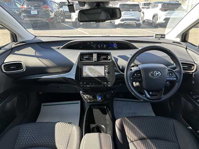 トヨタ プリウス Sセーフティプラス 茨城県 2018(平30)年 1.6万km アティチュードブラックマイカ/ホワイトパールクリスタルシャイン 純正ナビ/【AM・FM・CD・DVD・TV・SD・BT】/パーキングアシスト/レーダークルコン/ETC/Bカメラ/前方ドラレコ/前後コーナーセンサー/ステリモ/フロアマット/純正アルミホイール/電格ミラー/ウインカーミラー/ドアバイザー/オートライト/オートハイビーム/Fフォグ/LEDライト